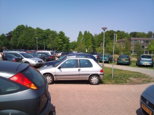 2011-04-30 13.53.50 Massaal "foutparkeren" door volle parkeerplaatsen