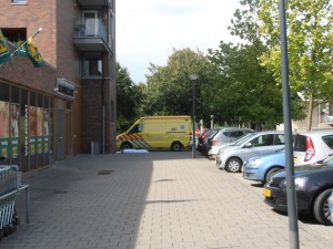 P8050456 Ambulance bij Markkant Oosterhout i.v.m. val van balkon