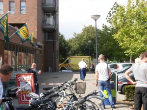 Ambulance bij Markkant Oosterhout i.v.m. val van balkon