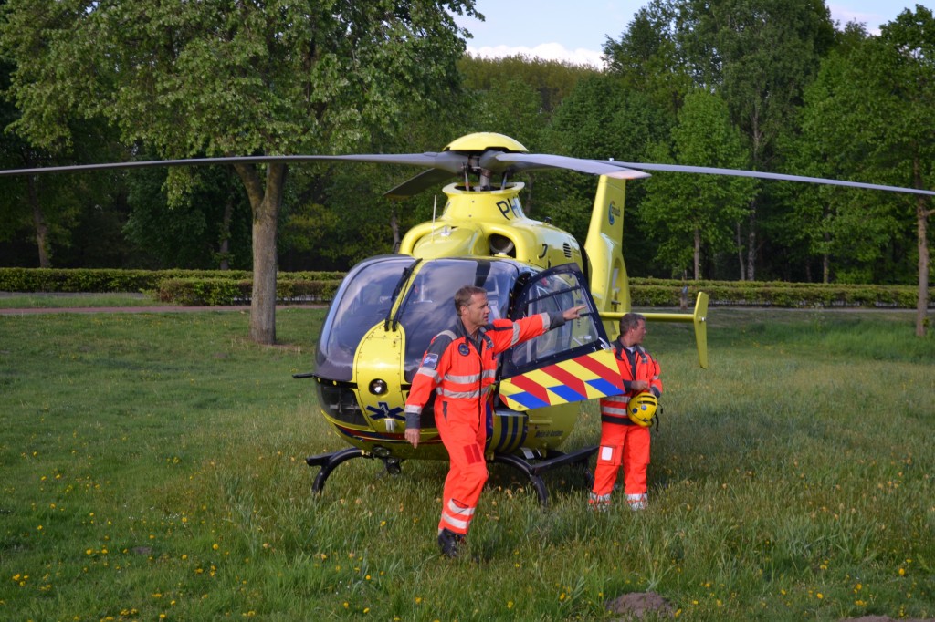 Traumahelikopter landt nabij Vrachelen © Kaj Moerenhout