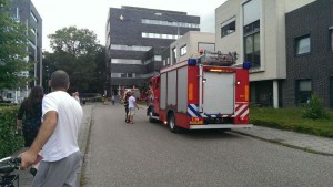Brandweer bij politiebureau Oosterhout