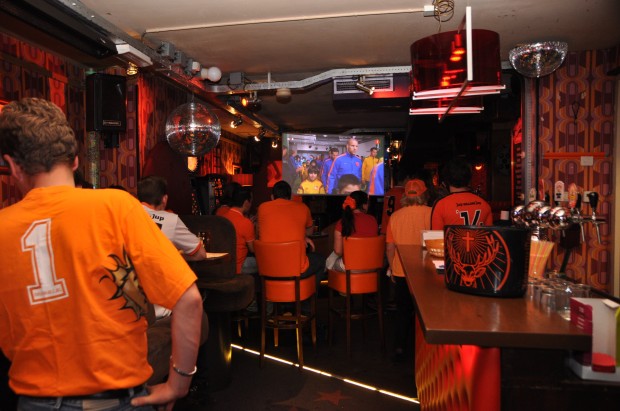 Oranje fans in Klappeijstraat © Roland Rutten