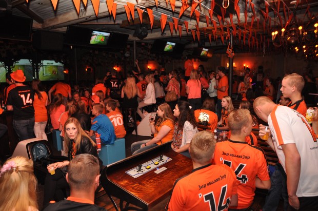 Oranje fans in Klappeijstraat © Roland Rutten