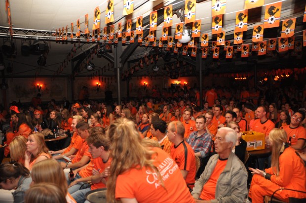 Oranje fans in Klappeijstraat © Roland Rutten