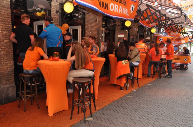 Oranje fans in Klappeijstraat © Roland Rutten