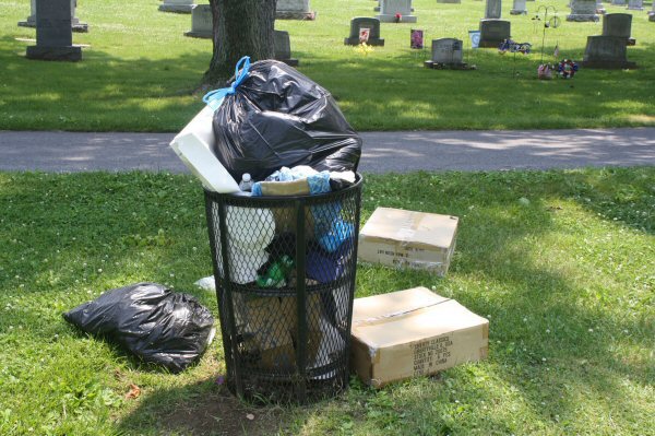 Afval op één begraafplaats - niet  in Oosterhout. Bron: Bentcorner.com