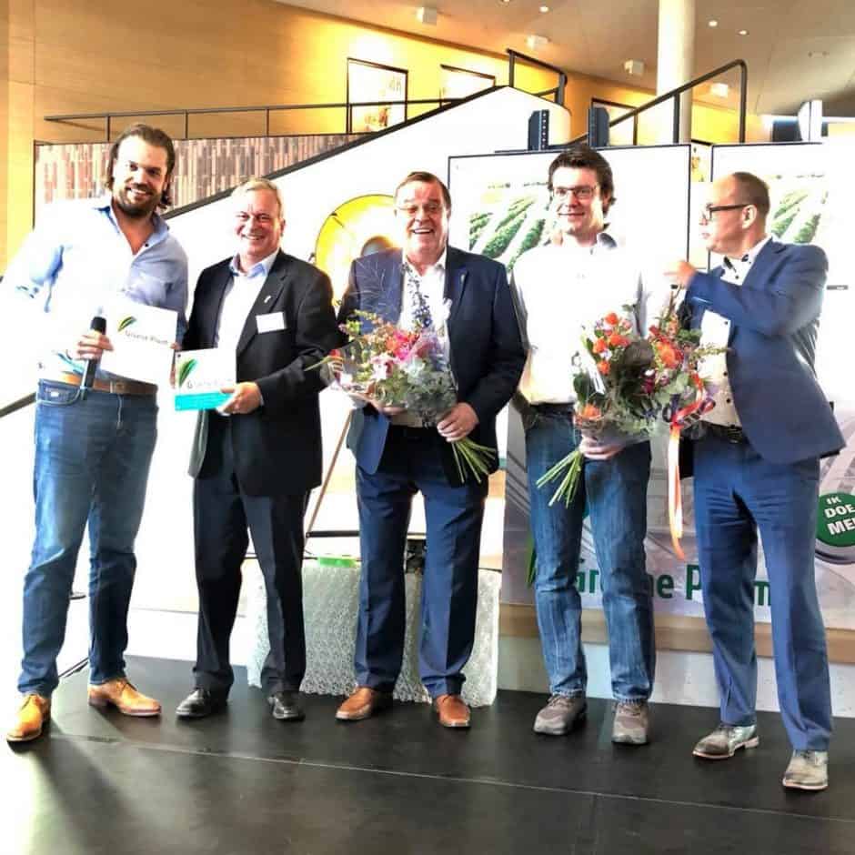 Rodenburg Biopolymers met wethouder Willemsen (rechts) © Gemeente Oosterhout Facebook