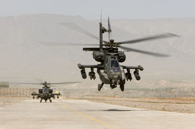 Afghanistan, Tarin Kowt, Kamp Holland. 27 maart 2007 Apaches van de Koninklijke Luchtmacht zijn gestationeerd op Kamp Holland. Foto: Vanaf het heliplatform op Kamp Holland, Tarin Kowt start een duo van Apaches aan hun missie, bijna volledig volgehangen met munitie. (bron: defensie.nl)