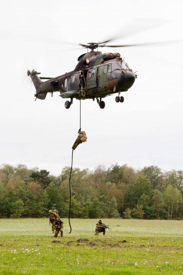 Cougar tijdens fast rope actie (bron: defensie.nl)