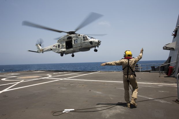 Golf van Aden, 2 mei 2014.NH90 traint op zee vanaf de Zr Mr Evertsen tijdens de missie Ocean Shield. (bron: defensie.nl)
